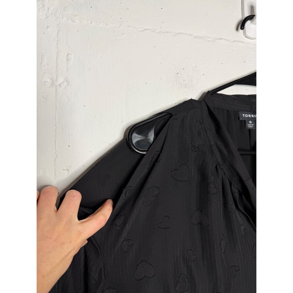 NEW Torrid Clip Dot Cold Shoulder Tie Front Blouse Black Size 0 L 12 - Picture 3 of 8